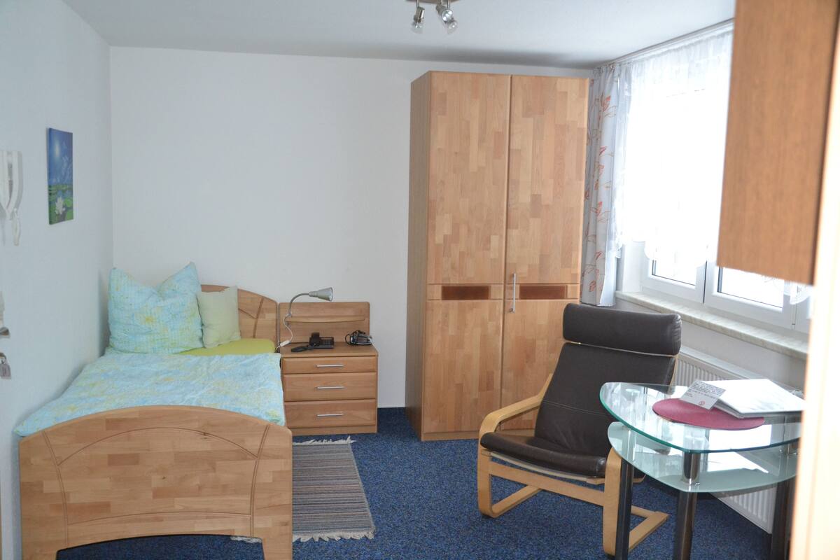 Appartement (No 5) | Een bureau, verduisterende gordijnen, geluiddichte muren