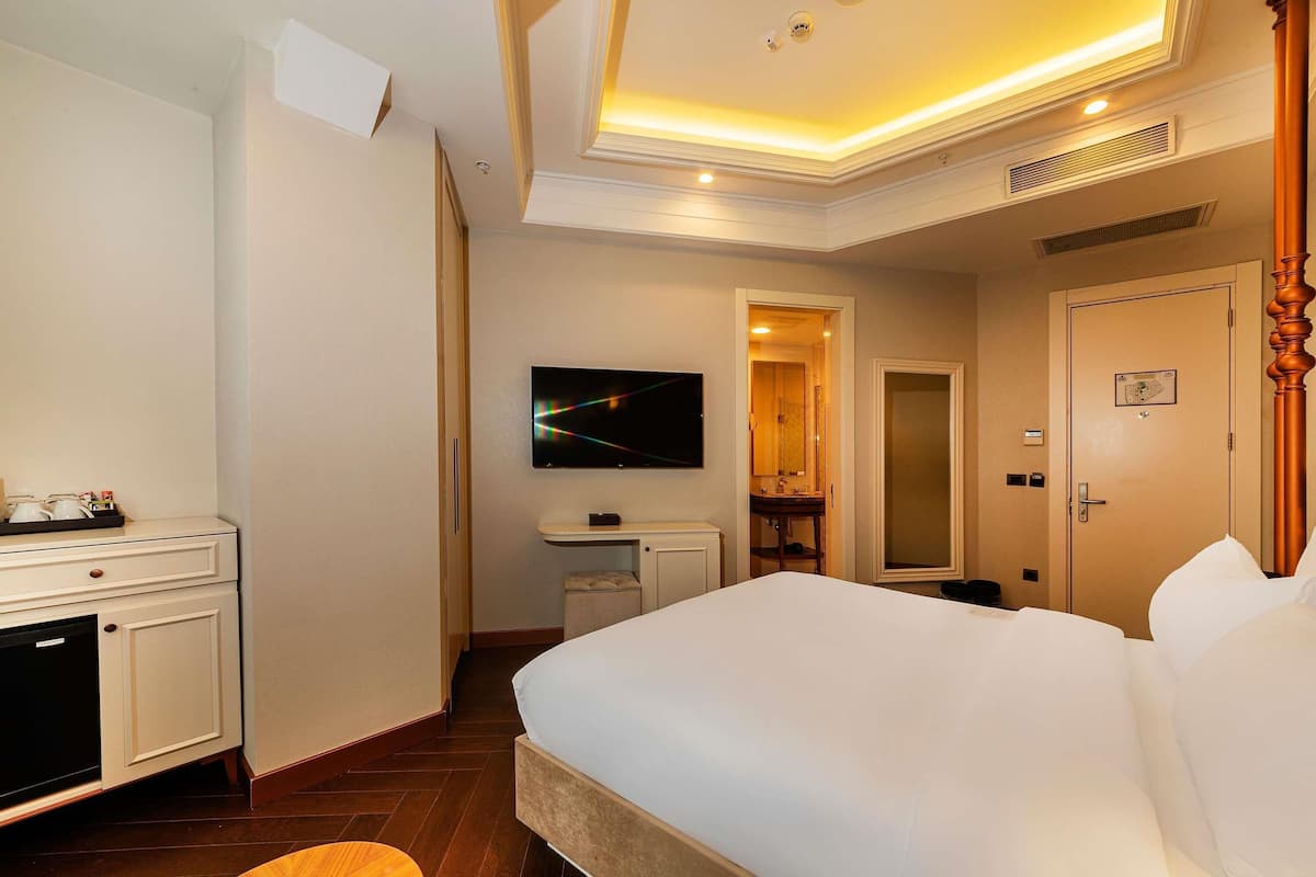 Phòng Deluxe, 1 giường cỡ king | Minibar, két bảo mật tại phòng, bàn