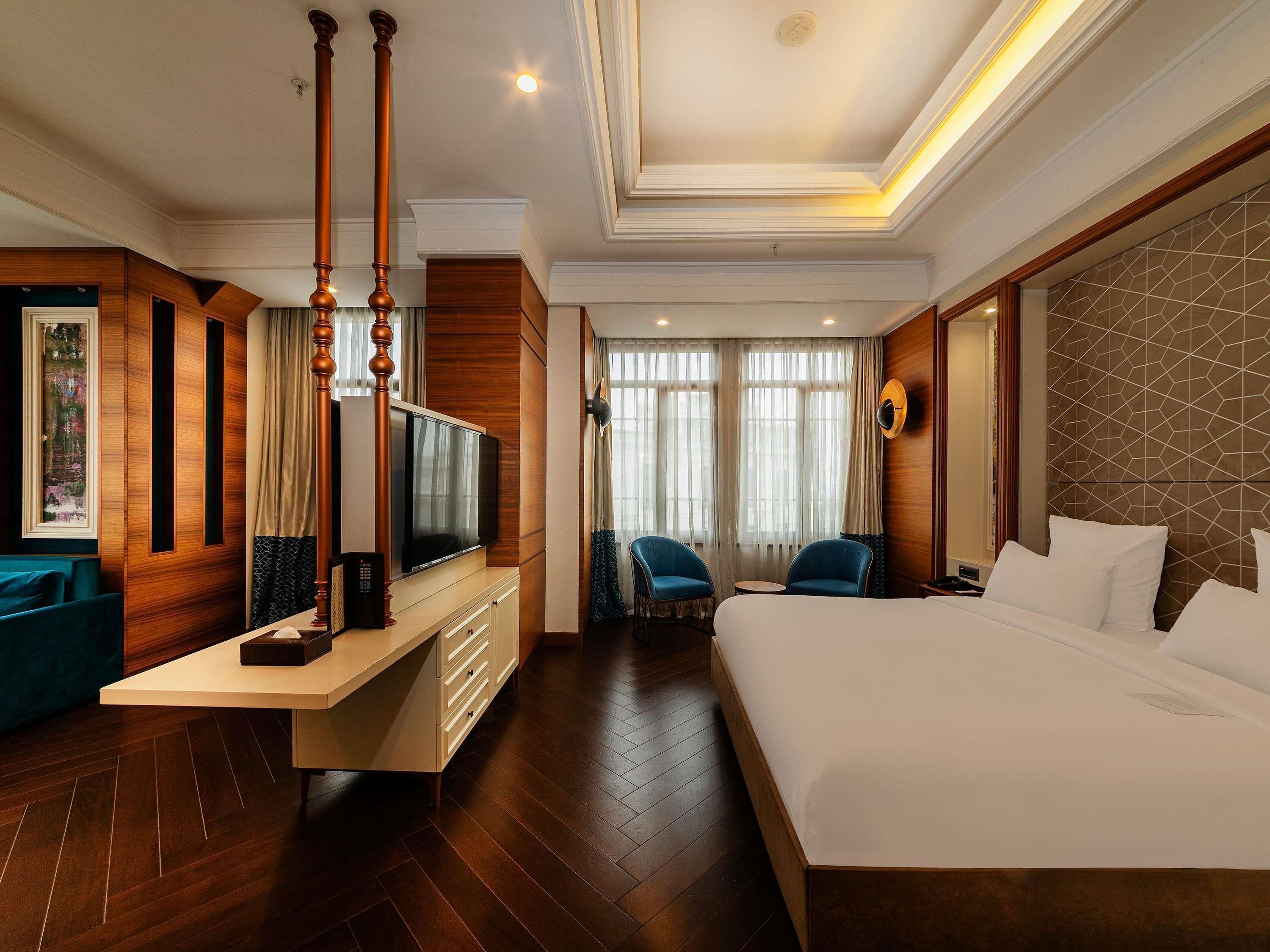 Suite Junior, 1 Tempat Tidur Double | Minibar, brankas, meja kerja, dan ruang kerja ramah laptop