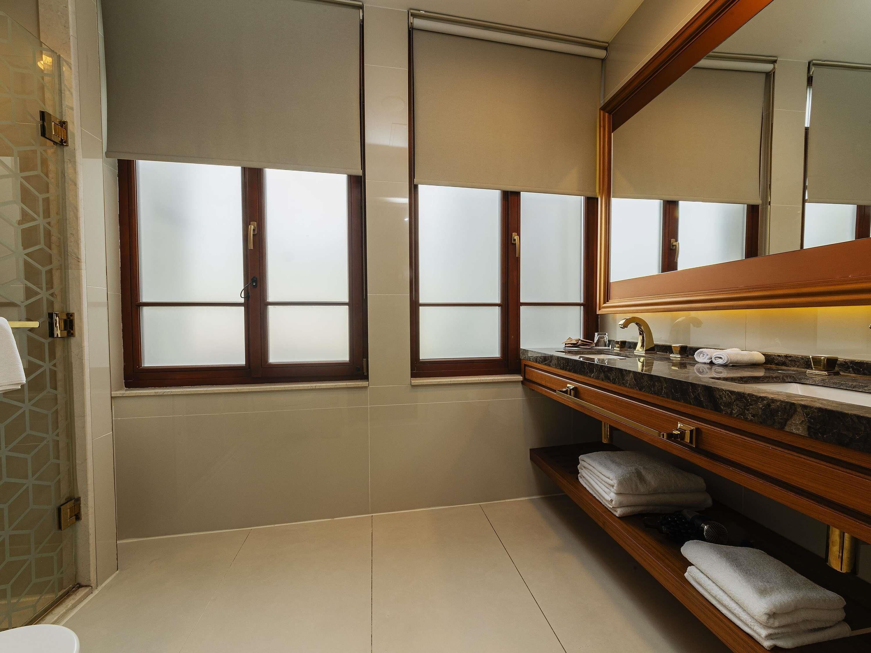 Minibar, caja de seguridad en la habitación y escritorio 