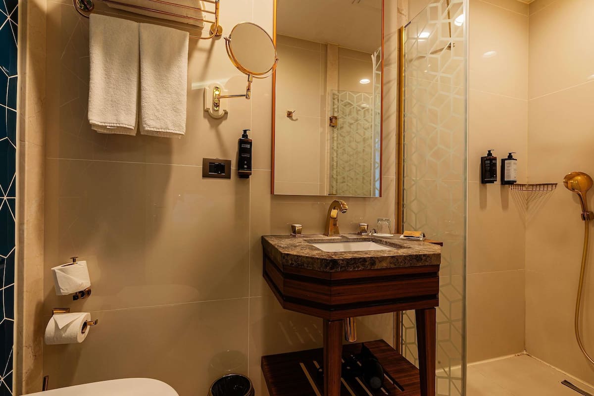 Deluxe-rum - 1 kingsize-säng | Minibar, värdeförvaringsskåp på rummet och skrivbord