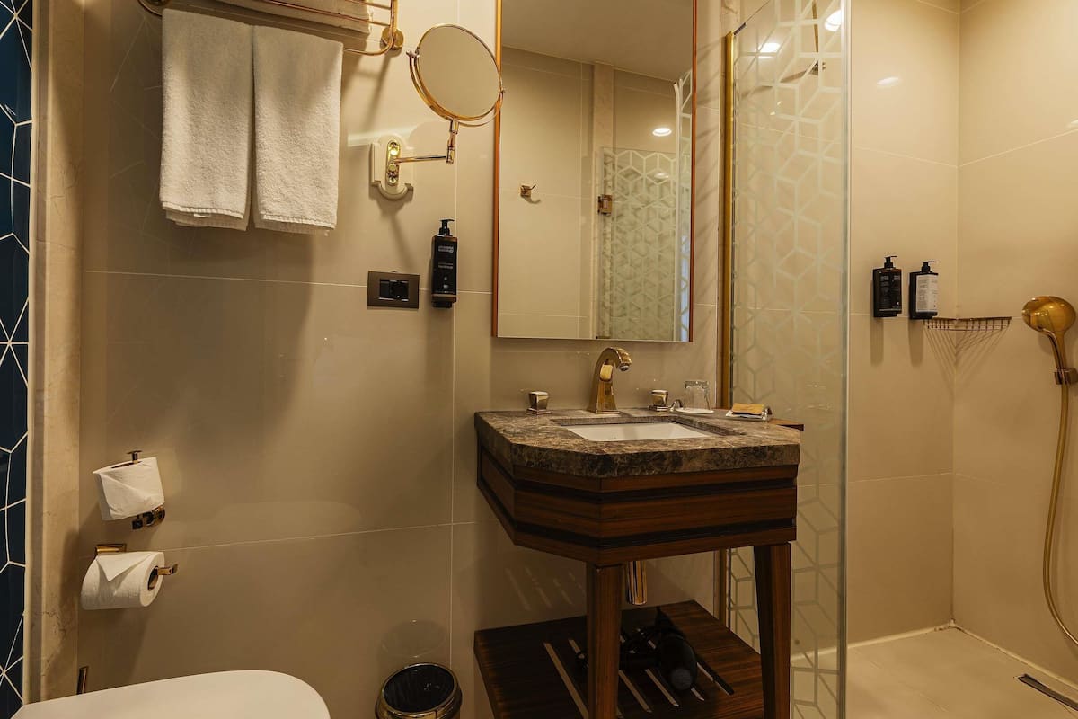 Minibar, coffres-forts dans les chambres, bureau