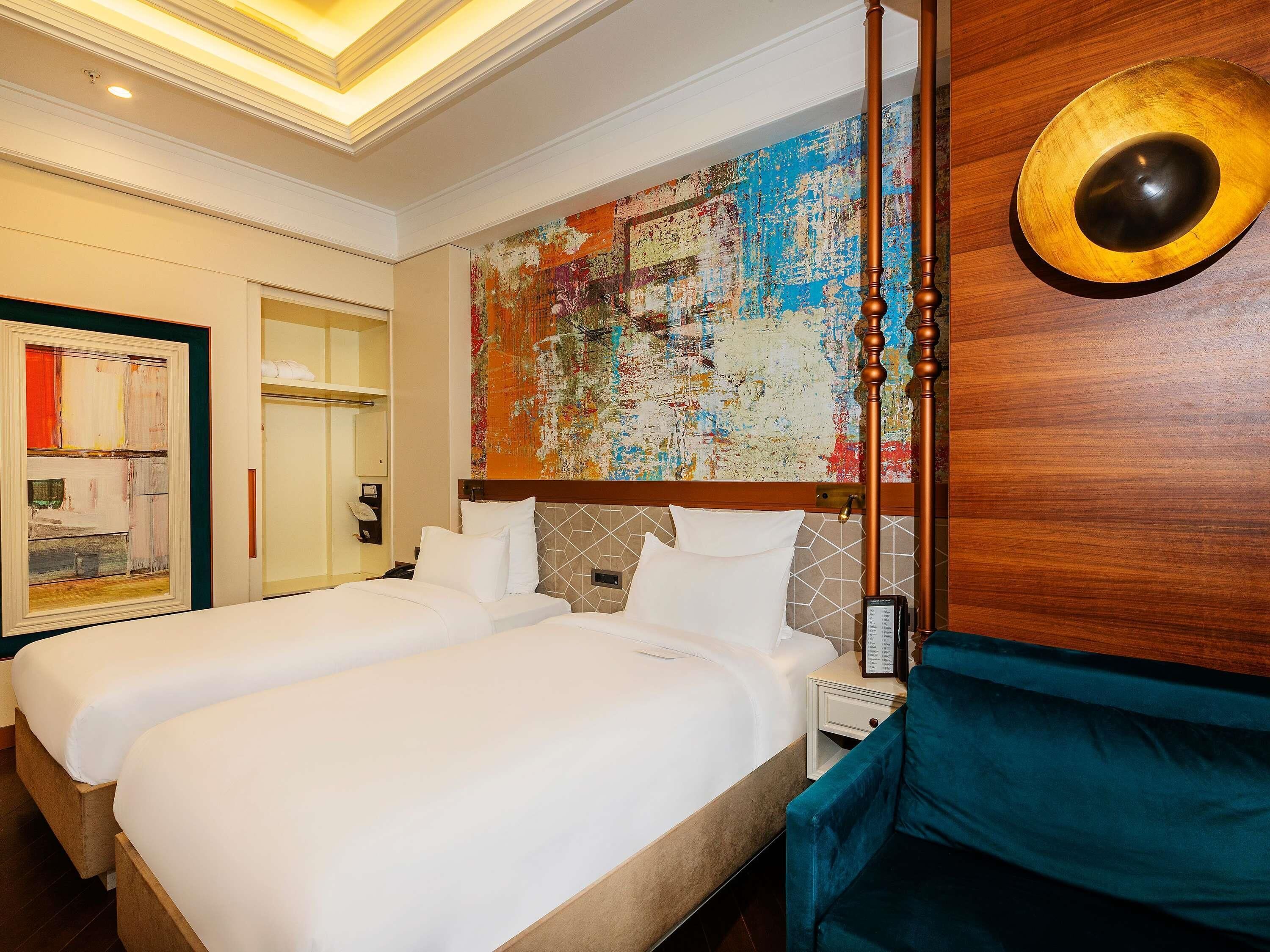 Chambre Deluxe, plusieurs lits | Minibar, coffres-forts dans les chambres, bureau