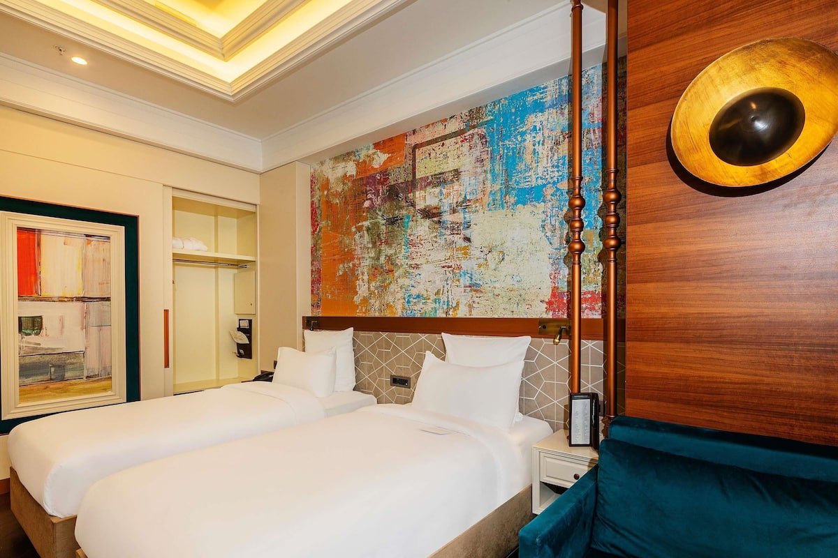 Chambre Deluxe, plusieurs lits | Minibar, coffres-forts dans les chambres, bureau