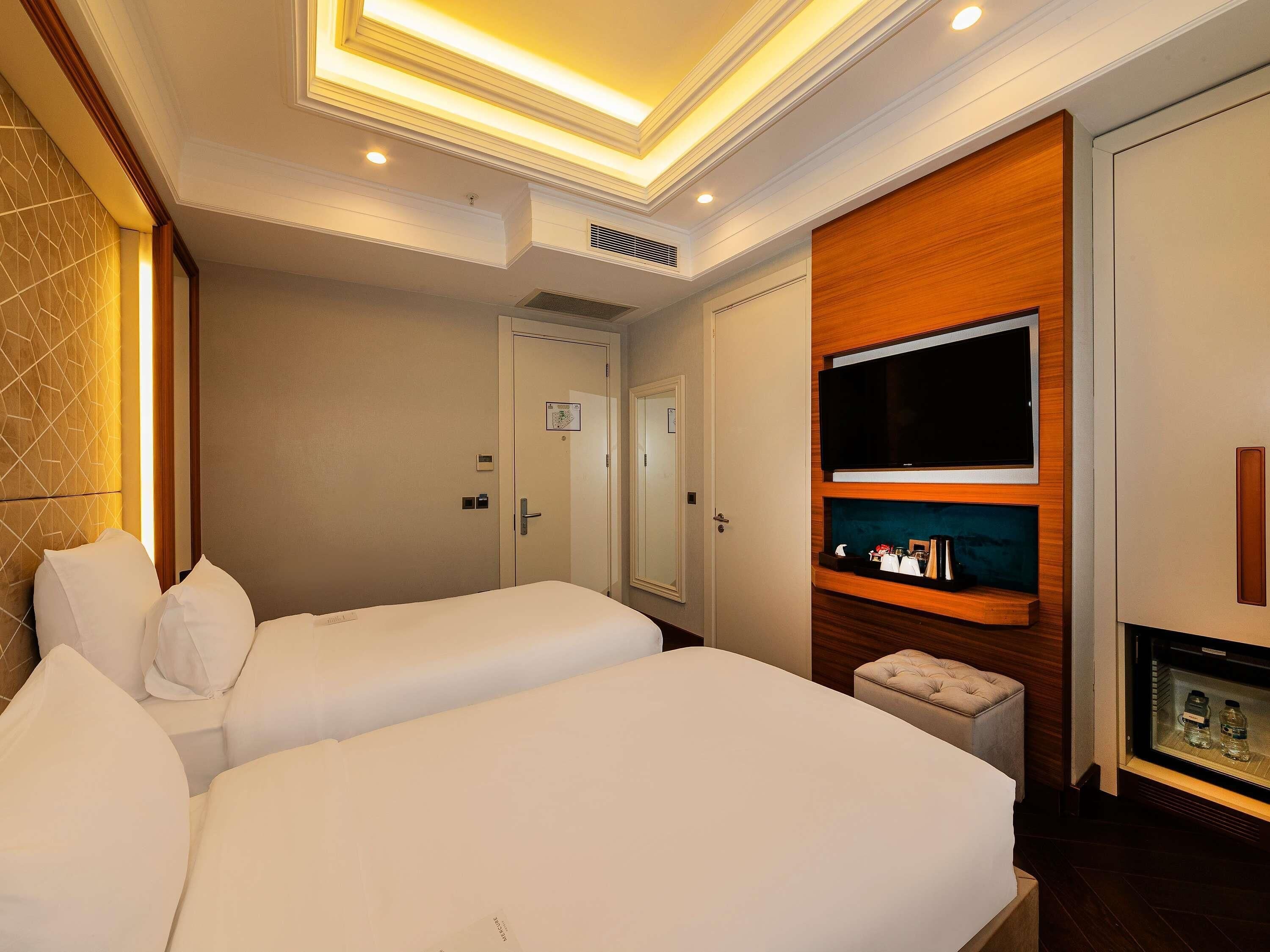 Superior Room, 2 Single Beds | Minibar, in-room safe, desk, laptop workspace