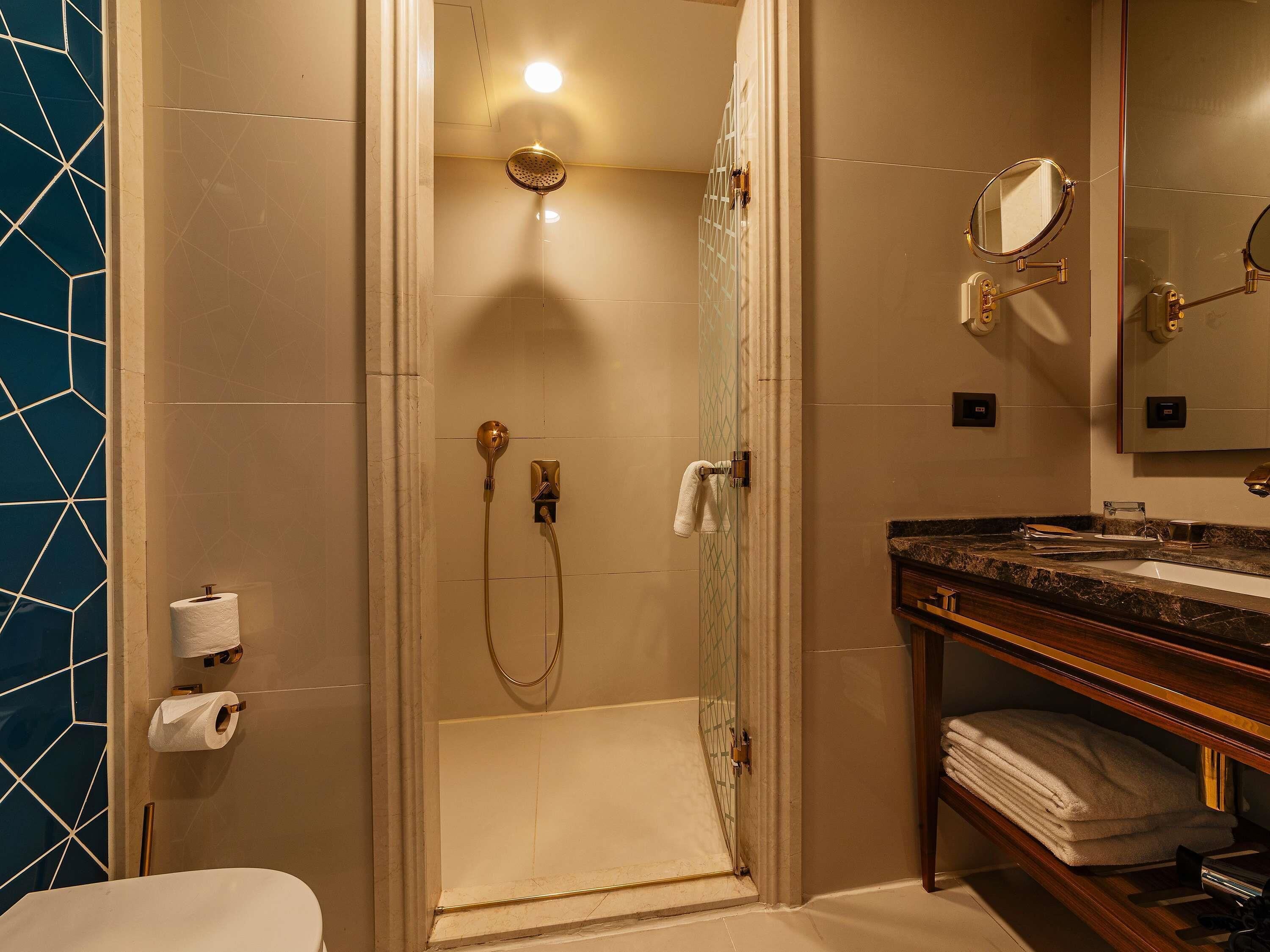 Minibar, brankas, meja kerja, dan ruang kerja ramah laptop