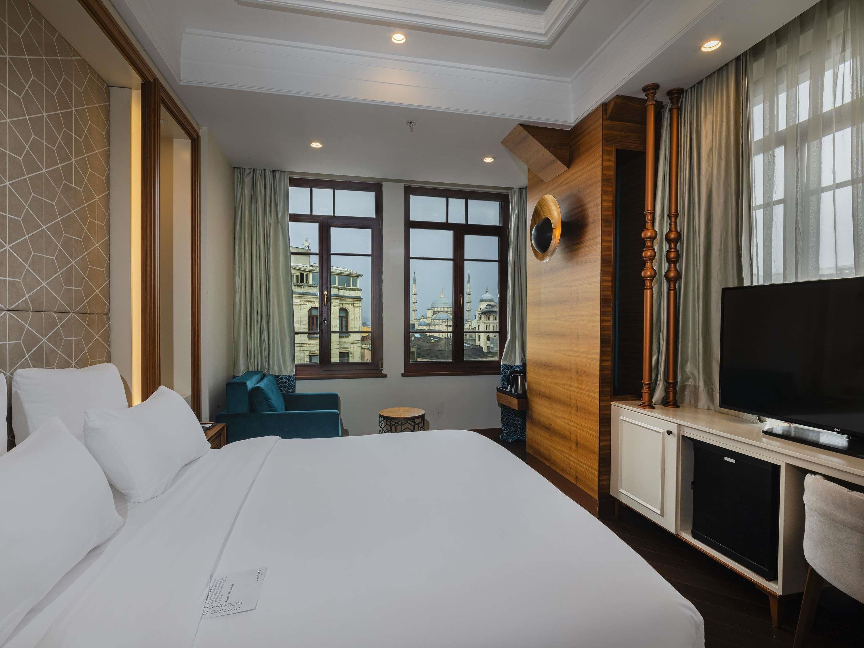 Junior Suite, 1 King Bed | Minibar, in-room safe, desk, laptop workspace