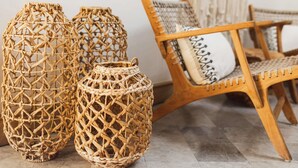 Mobiliario de mimbre, incluyendo una silla y dos jarrones.