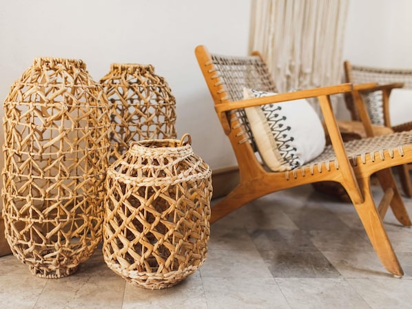 Wicker furniture, including a chair and two vases. - Mercure Istanbul Sirkeci (Istanbul)