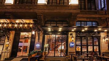 Bar (trong khuôn viên)