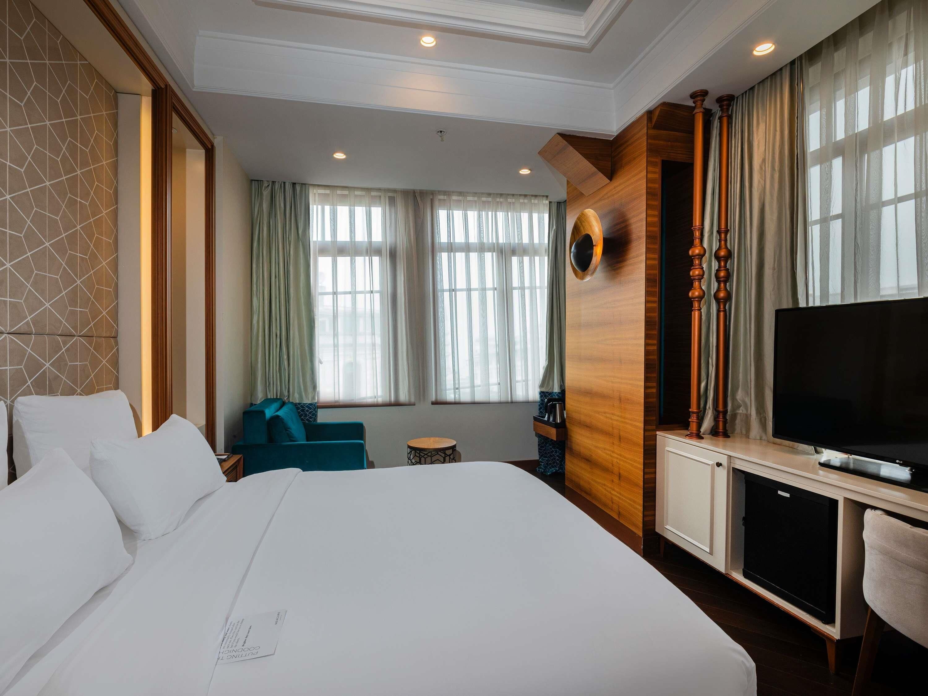 Minibar, in-room safe, desk, laptop workspace