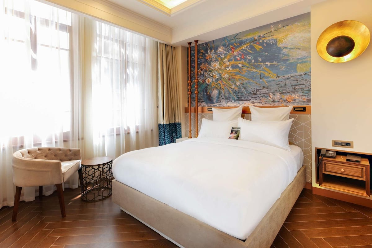 Quarto casal superior, 1 cama de casal | 1 quarto, frigobar, cofres nos quartos, escrivaninha