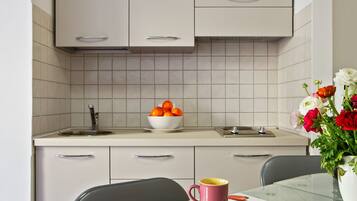 Studio | Private kitchenette | Fridge, stovetop, cookware/dishes/utensils