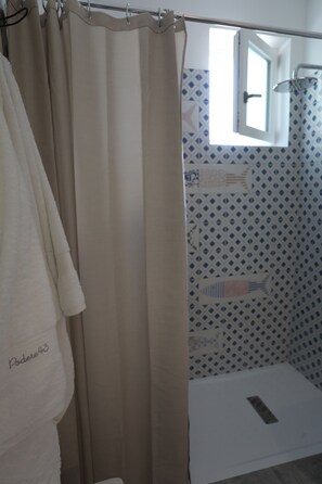 Habitación doble Deluxe (Camera delle Lettere) | Baño | Regadera, amenidades de baño gratuitas, secadora de cabello, toallas 