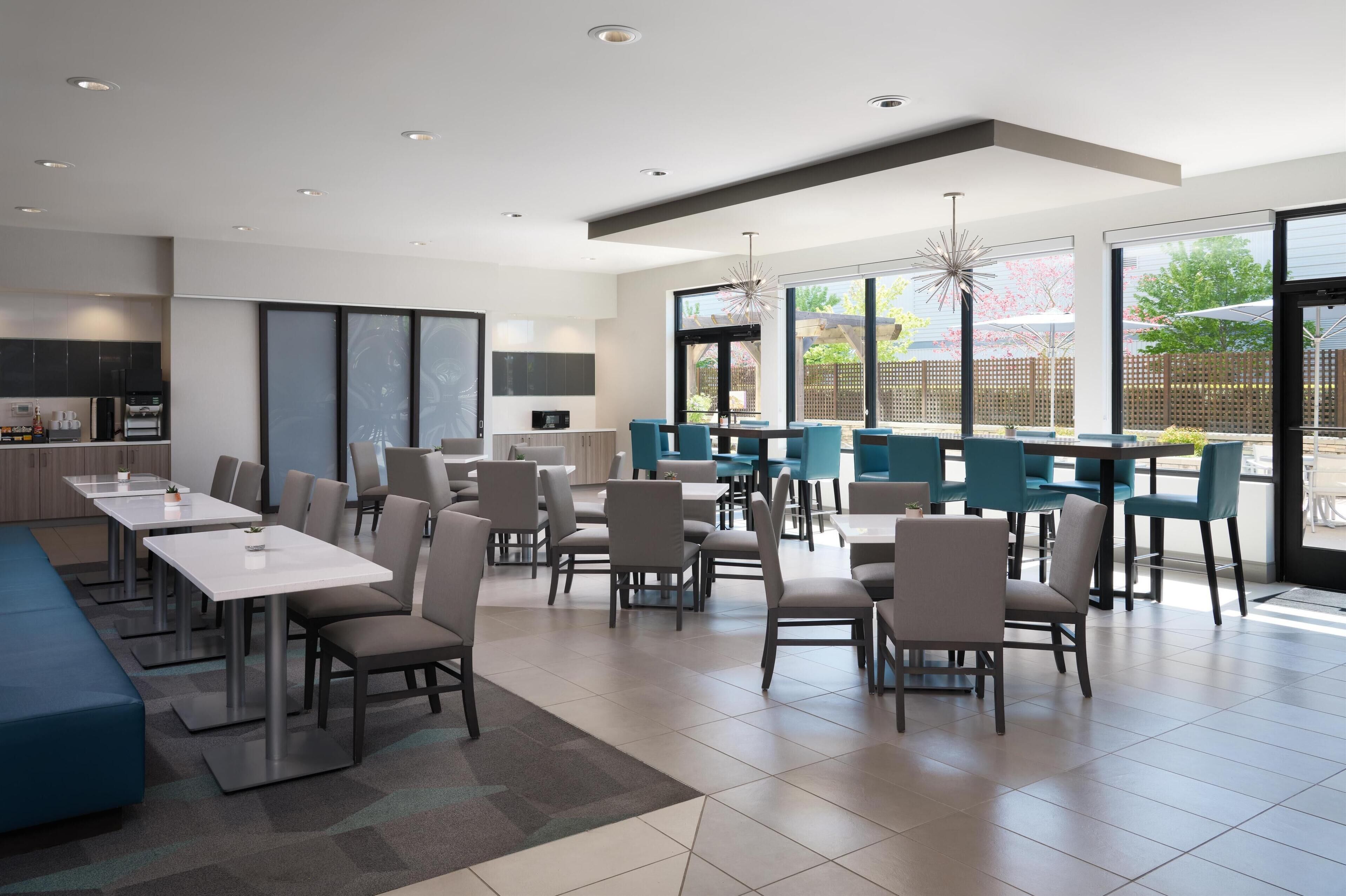 Breakfast and dinner served