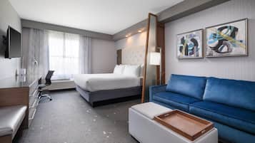 Quarto standard, 1 cama King, para não fumantes, geladeira e micro-ondas (Shower Only;with Sofabed) | Cofres nos quartos, escrivaninha, cortinas blackout