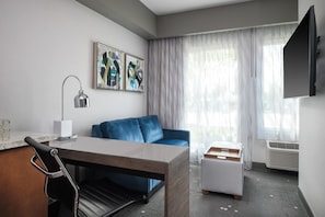 Suite, 1 letto king, accessibile ai disabili, non fumatori (with Sofabed) | Una cassaforte in camera, una scrivania, tende oscuranti