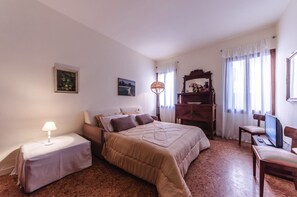 Appartement Confort, 1 grand lit et 1 canapé-lit, non-fumeur, vue jardin | Salle de séjour
