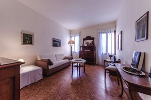 Comfort Apartment, 1 Queen Bed with Sofa bed, Non Smoking, Garden View | Living area - Cappello Dei Tiepolo (Venice)