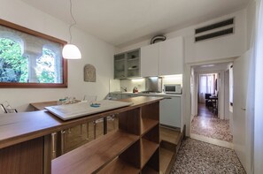 Comfort-Apartment, 1 Queen-Bett und Schlafsofa, Nichtraucher, Gartenblick | Eigene Küche | Großer Kühlschrank, Mikrowelle, Ofen, Herdplatte