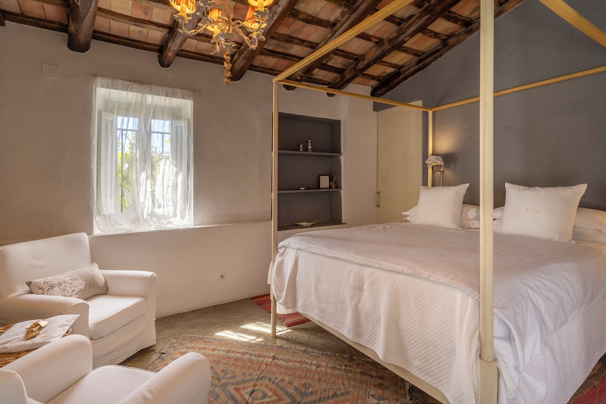 Deluxe Room | Minibar, individually decorated, blackout drapes, free WiFi