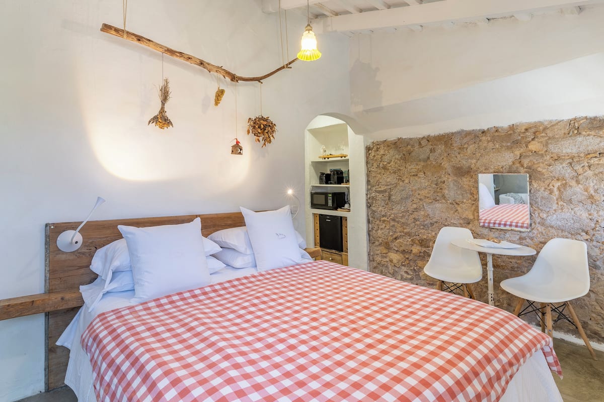 Classic Room | Minibar, individually decorated, blackout drapes, free WiFi