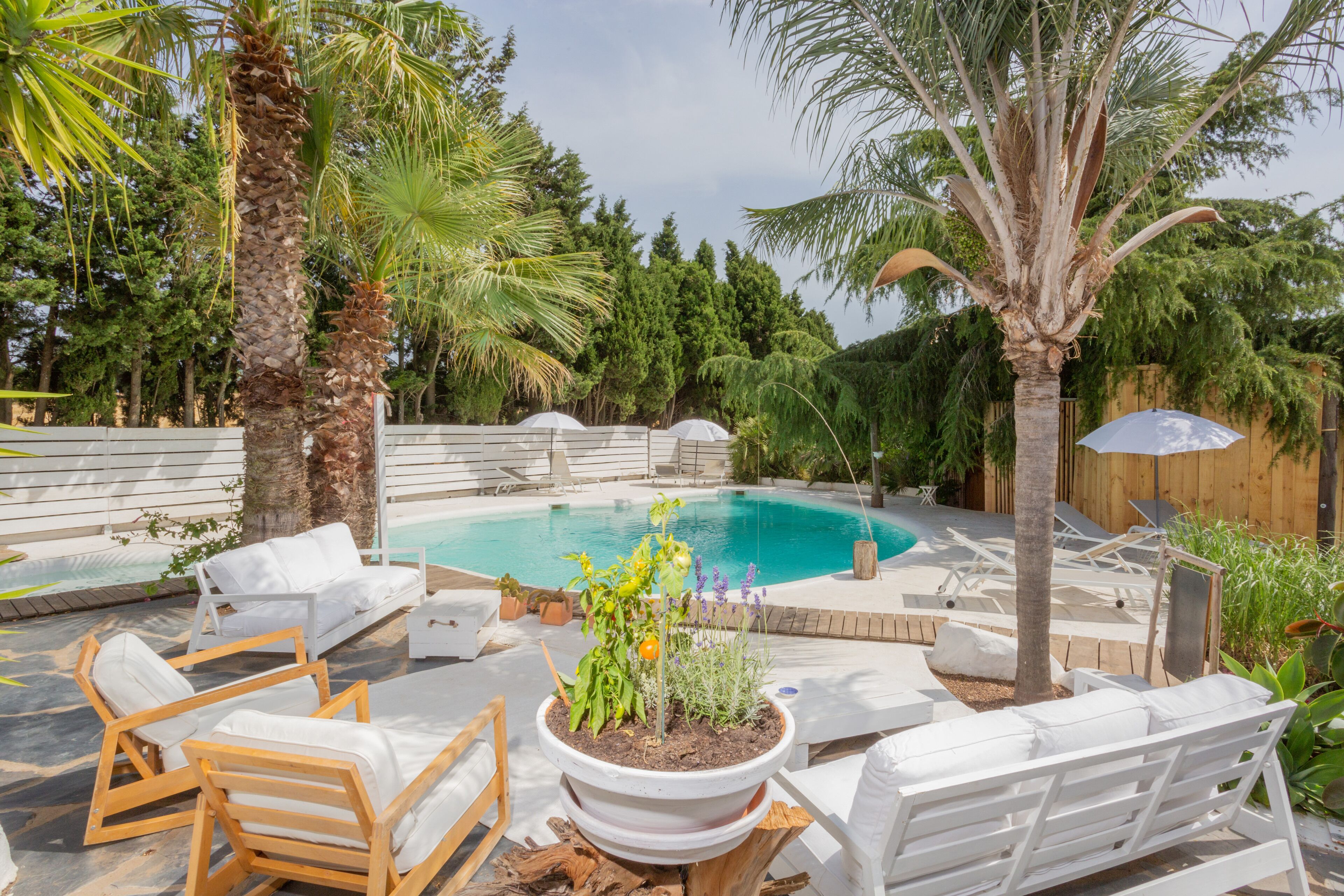 สระว่ายน้ำกลางแจ้ง