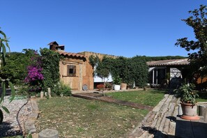Free daily local cuisine breakfast - Le Rondini  (Mont-Ras)