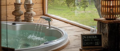 ساونا، حوض استحمام ساخن