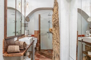 Classic Room | Bathroom | Shower, free toiletries, hair dryer, bathrobes - Le Rondini  (Mont-Ras)
