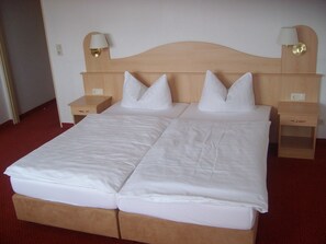 Double Room | Cribs/infant beds, rollaway beds, free WiFi