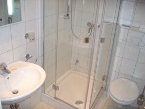Habitación doble | Regadera en el baño