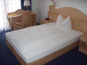 Single Room | Cots/infant beds, rollaway beds, free WiFi