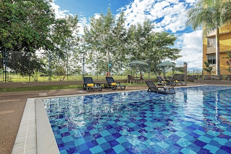 Outdoor pool. Best Western Puerto Gaitan Hotel