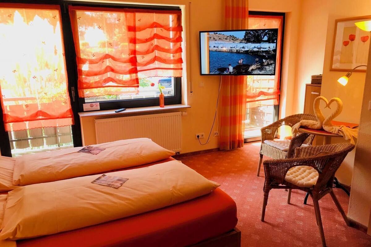 Comfort-Doppelzimmer, Bergblick | Minibar, Zimmersafe, Schreibtisch, schallisolierte Zimmer