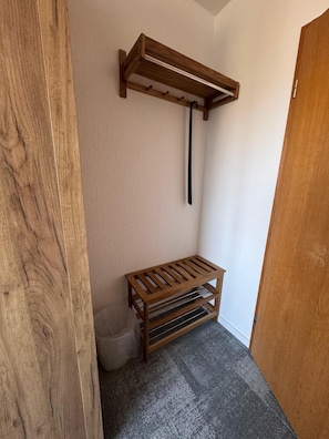 Comfort eenpersoonskamer, uitzicht op vallei | Een minibar, een kluis op de kamer, een bureau, geluiddichte muren