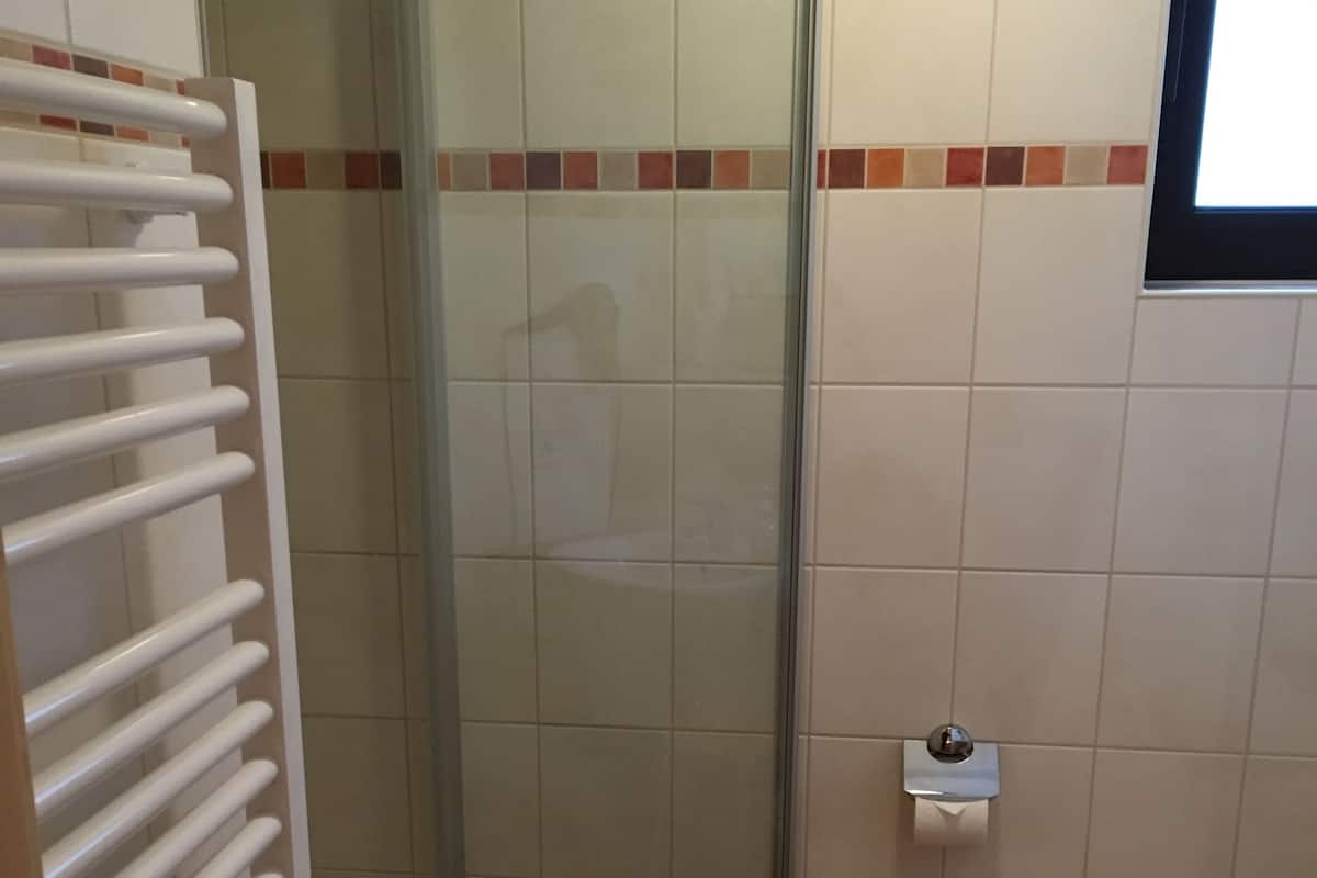 Comfort-Doppelzimmer, Bergblick | Badezimmer | Dusche, Haartrockner, Handtücher, Shampoo