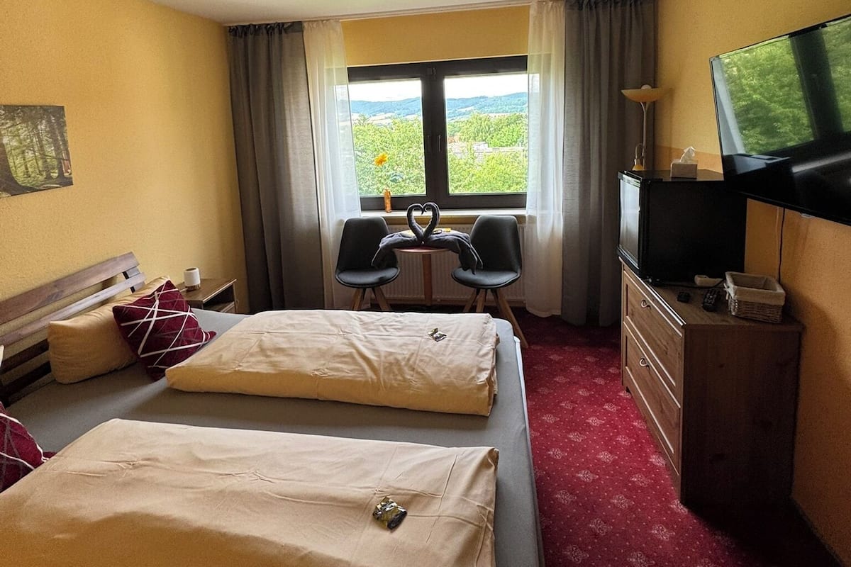 Basic-Doppelzimmer, Talblick | Minibar, Zimmersafe, Schreibtisch, schallisolierte Zimmer