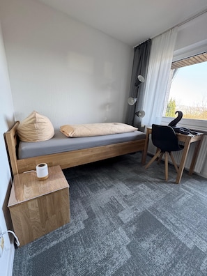 Yhden hengen comfort-huone, näköala laaksoon | Minibaari, tallelokero huoneessa, työpöytä, äänieristys