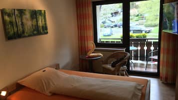 Premium-Einzelzimmer, Talblick | Minibar, Zimmersafe, Schreibtisch, schallisolierte Zimmer