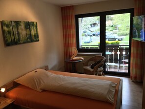Premium eenpersoonskamer, uitzicht op vallei | Een minibar, een kluis op de kamer, een bureau, geluiddichte muren