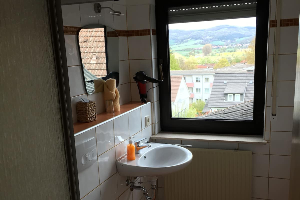Premium-Einzelzimmer, Talblick | Badezimmer | Dusche, Haartrockner, Handtücher, Shampoo