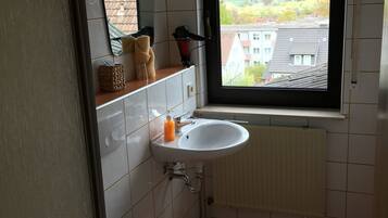 Premium-Einzelzimmer, Talblick | Badezimmer | Dusche, Haartrockner, Bademäntel, Handtücher