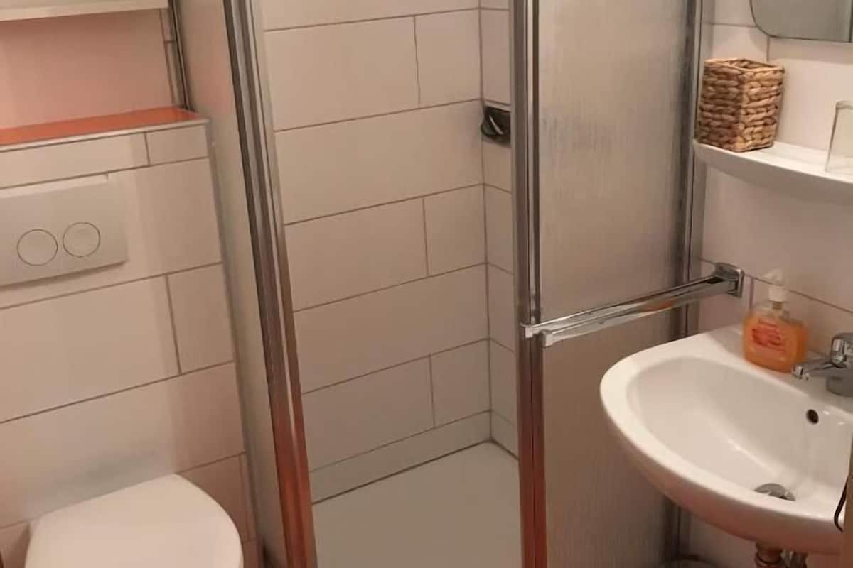 Dusche, Haartrockner, Handtücher, Shampoo