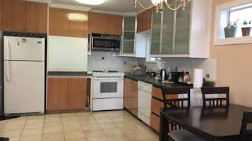 Standard Double Room, 1 Double Bed, Non Smoking | Shared kitchen | Full-size fridge, microwave, oven, stovetop