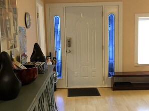 Interior entrance - Cozy Bedrooms Guest House (Vancouver)