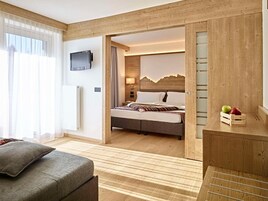 Minibar, decoración personalizada, muebles diferentes y cunas 