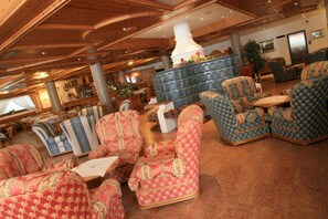 Lobby sitting area - Family & Wellness Hotel Shandranj (Tesero)