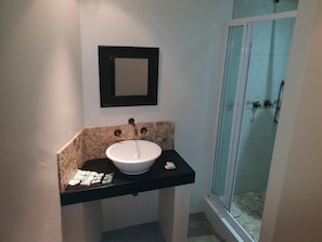 Shower, free toiletries, towels - Nunuburd Lodge (Durban)