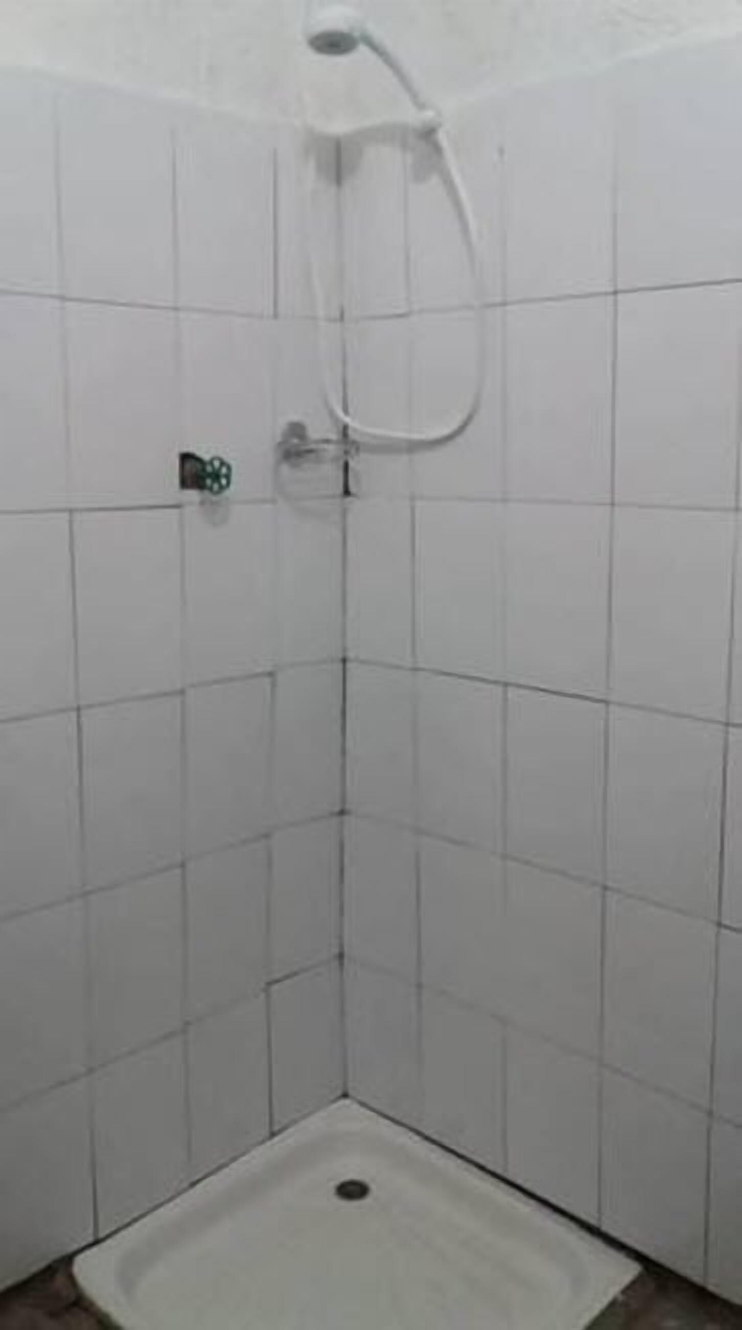 Economy Double Room | Bathroom shower